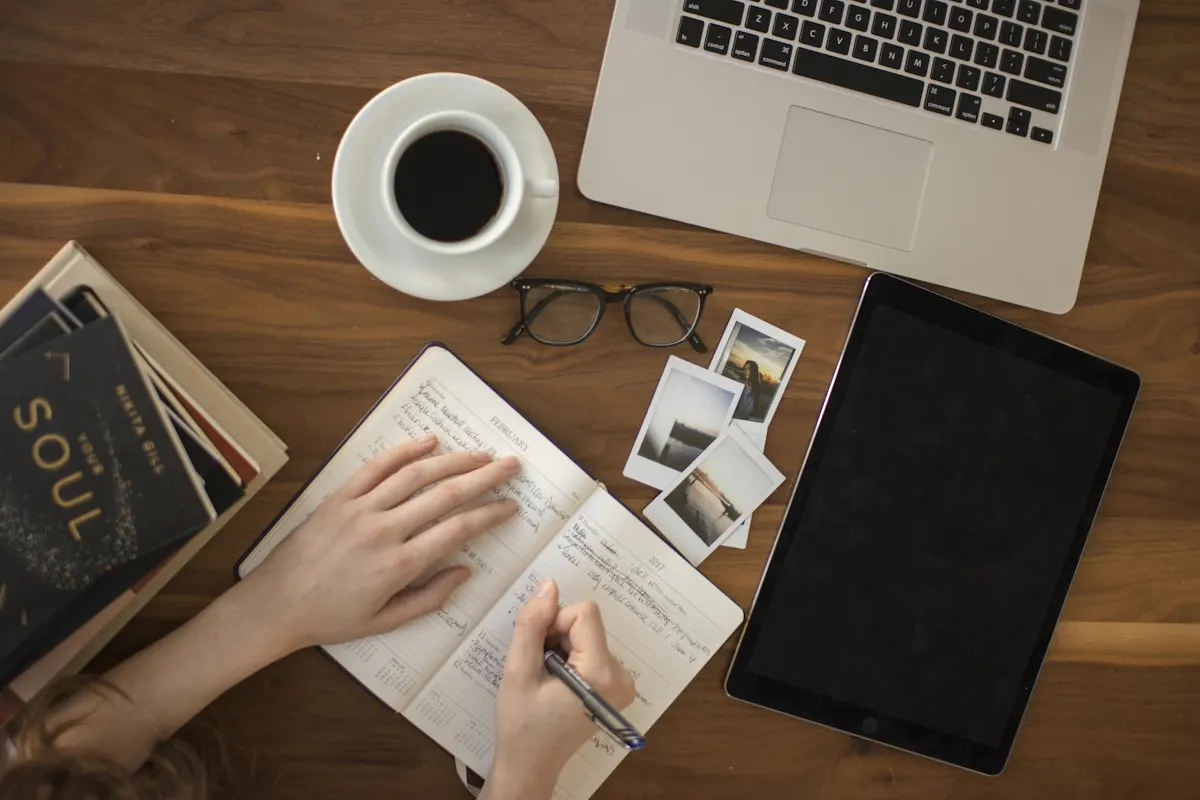 Mesa con libreta, café y tableta