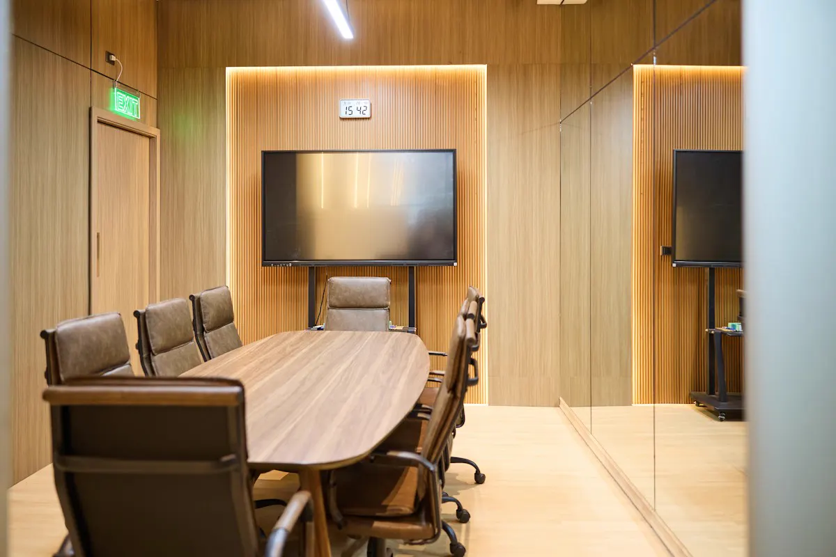 Sala de reuniones con mesa de madera