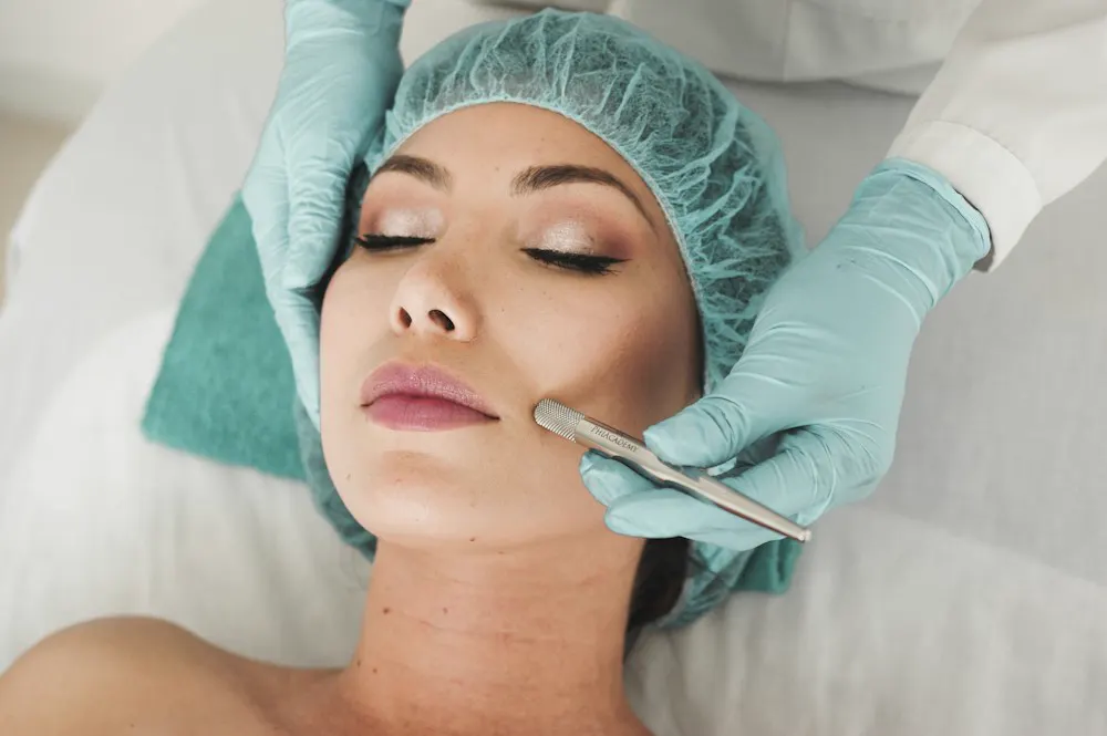 Higiene facial con espátula y guantes