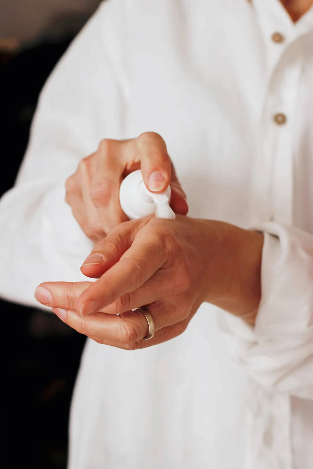 Manos aplicándose crema