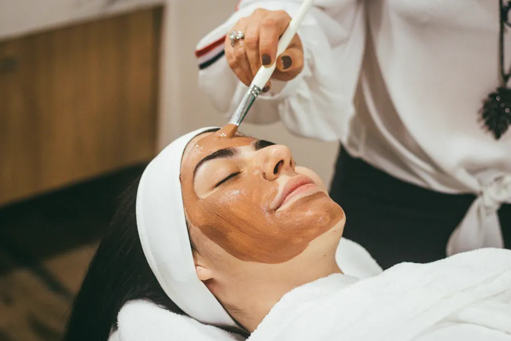 Aplicación de mascarilla de arcilla con pincel