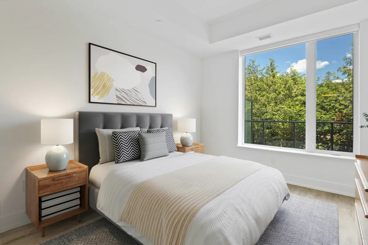 Dormitorio con cama de matrimonio y ventana