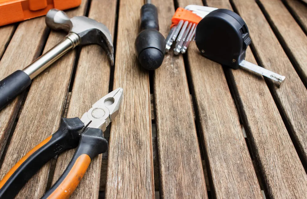 Herramientas de obra sobre una mesa de madera
