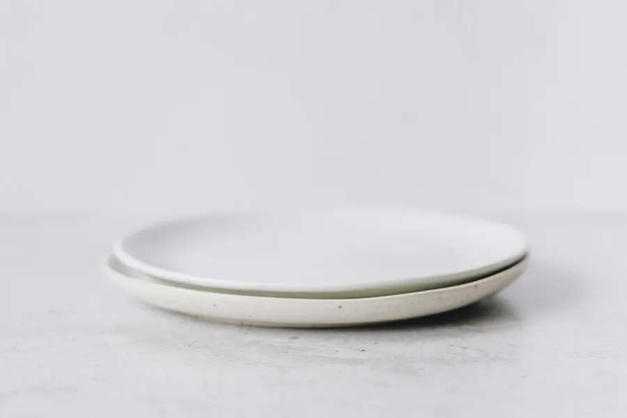 Dos platos llanos blancos apilados